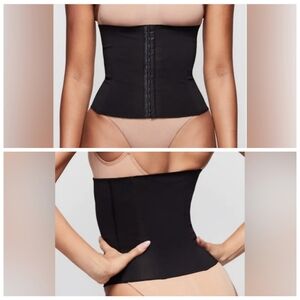 SKIMS Seamless Hourglass Waist Trainer in Onyx